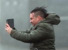 Чоловік робить селфі під час сильного вітру. Західна Ірландія.
