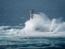 Хвилі розбиваються об маяк на мисі Лендс-Енд.