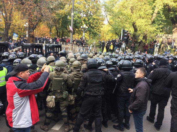 Под зданием Верховной Рады Украины начались столкновения между митингующими и силовиками