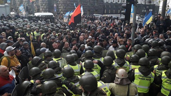 Под зданием Верховной Рады Украины начались столкновения между митингующими и силовиками