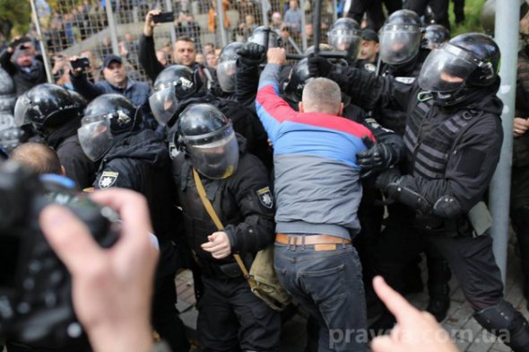 Под зданием Верховной Рады Украины начались столкновения между митингующими и силовиками