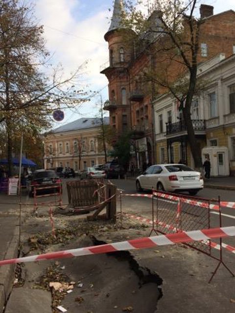 Навпроти посольства Республіки Польща утворилася яма