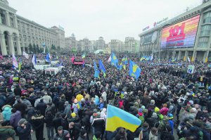 Майже півмільйона людей вийшли на Всеукраїнське віче о 12:30 на столичному майдані Незалежності 1 грудня 2013 року. Це була реакція на силовий розгін молоді, яка мітингувала проти рішення Кабміну призупинити євроінтеграцію. Відстоювали не тільки політичний курс країни, а право кожного українця на гідність і свободу. Це привело до відкритого протистояння з владою і переросло в Революцію гідності