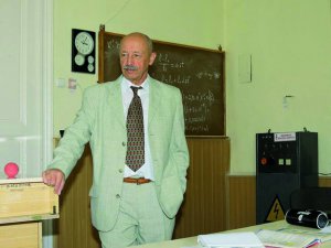 Учитель фізики й астрономії Паул Пшенічка викладає 47 років. Його визнавали 2004-го найкращим учителем фізики у світі, за версією компанії ”Інтел”