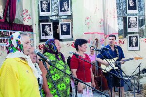 Угорський композитор Міклош Бот виступає із жінками із сіл Коза­цькe Бобровицького району, Золотинка і Дніпровськe, що на Чернігівщині, на фестивалі ”Чортовий Котел” на півдні Угорщини. Музикант протягом чотирьох років мандрує Україною і записує ­фольклор