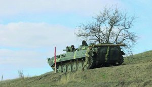 На полігоні тактичного угруповання Збройних сил України ”Луганськ” військові гірсько-штурмової бригади відпрацьовують стрільбу з озброєння бойової машини піхоти. — Під час бою від умілих дій навідника-оператора залежить влучність, а отже — життя екіпажу. Всі навідники виконали вправи на ”добре” й ”відмінно”, — каже керівник занять. — Воїни бригади професійно володіють технікою, знають технічні дані боєприпасів. Готові застосовувати знання в бою.