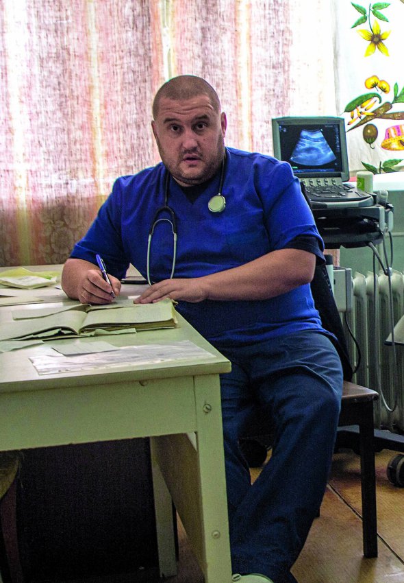Уролог Артем Лебедєв у своєму кабінеті в Станиці Луганській на Луганщині. У зону АТО приїхав лікарем-добровольцем із Нікополя на Дніпропетровщині. Щодня оглядає 70–90 хворих