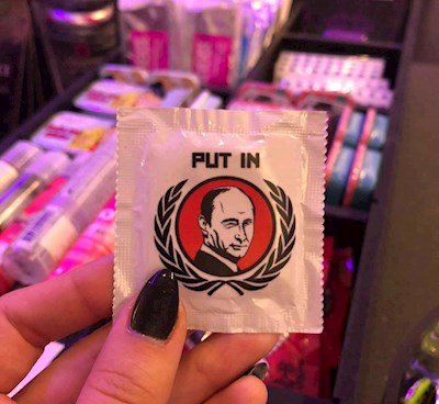 "Put in" - "встав" - написано на упаковці презерватива