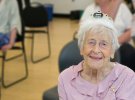 106-річна Агнес Аллен займається з персональним тренером у фітнес-залі. Тут же відсвяткувала нещодавній день народження 