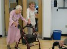106-летняя Агнес Аллен занимается с персональным тренером в фитнес-зале. Здесь же отпраздновала недавний день рождения
