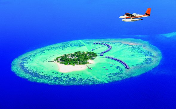 Мальдівська Республіка – південно-азійська острівна держава в Індійському океані за 600 кілометрів від Шрі-Ланки. На понад двох сотнях островів живуть мальдівці, а на сотні атолів облаштували готелі для туристів