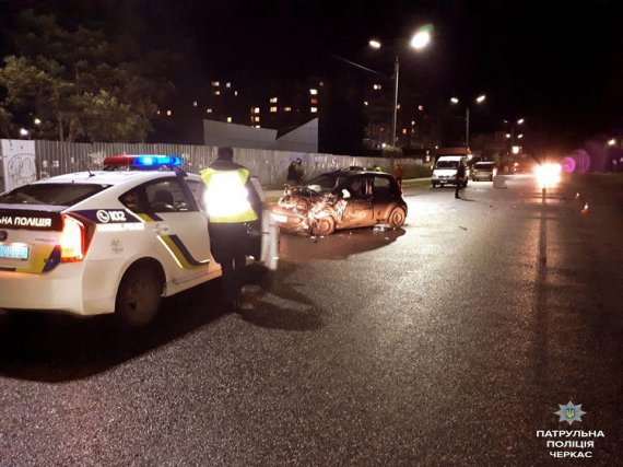 У Черкасах зіткнулися Volkswagen Passat із Peugeot. Фото: facebook/Патрульна поліція Черкас