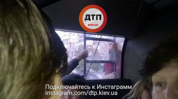 Подростки катались по городу, прицепившись сзади к троллейбуса