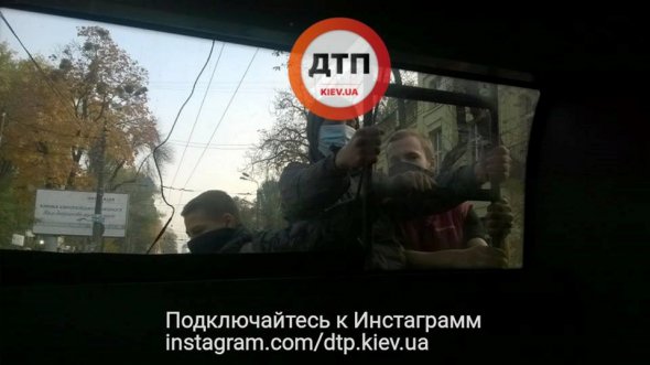 Подростки катались по городу, прицепившись сзади к троллейбуса