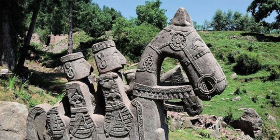 Статуї вершників у Гімалаях