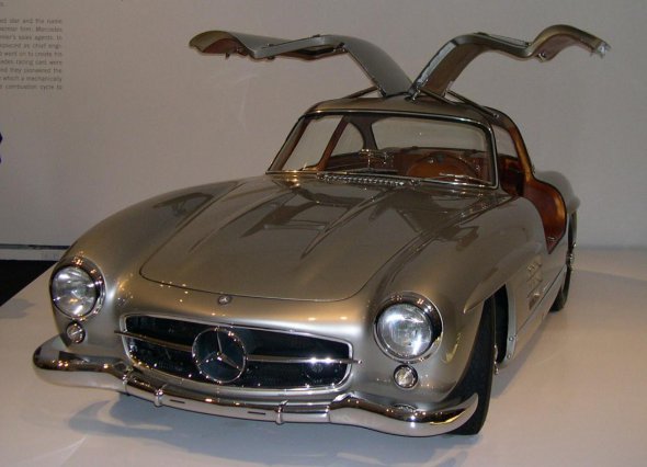 Mercedes-Benz 300 SL відомий оригінальними дверима - "крило чайки"