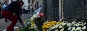 Харьковчане несут цветы на место трагедии, где 5 человек погибли, еще 6 получили травмы