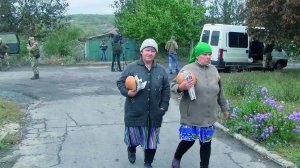 Мешканки Зайцевого повертаються додому. У штабі військово-цивільного співробітництва від військових отримали свіжий хліб та газети