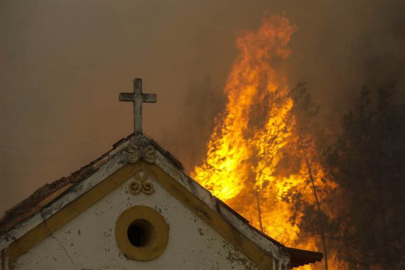 Вогонь підбирається до невеликої каплички в селі Моінгос, Португалія, 15 жовтня