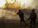 Пожарные тушат пожар, Моингос, Португалия, 15 октября