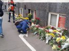 Сотни харьковчан несут цветы к месту смертельного ДТП