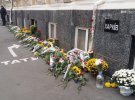 Сотни харьковчан несут цветы к месту смертельного ДТП