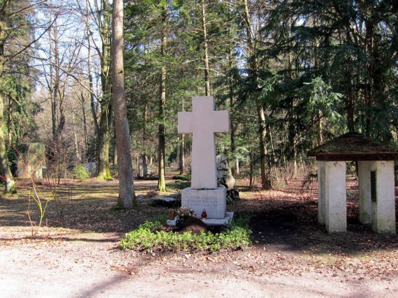 Бандеру похоронили на кладбище Вальдфридгоф на 43 поле в Мюнхене