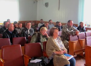 Мешканці селища Шпиків зібралися, аби воїнам АТО надали встановлені землі. Фото: gazeta.ua