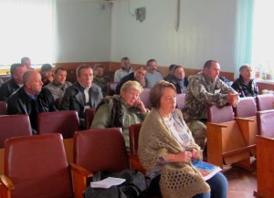 Жители поселка Шпиков собрались, чтобы воинам АТО предоставили установленные земли. Фото: gazeta.ua