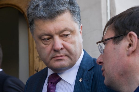 Президент Украины Петр Порошенко (слева) и генпрокурор Юрий Луценко