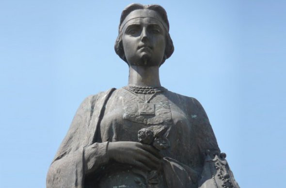 Єдиний пам`ятник офіційній дружині османського правителя Сулеймана І Пишного відкрили на центральній площі Рогатина, що на Івано-Франківщині.