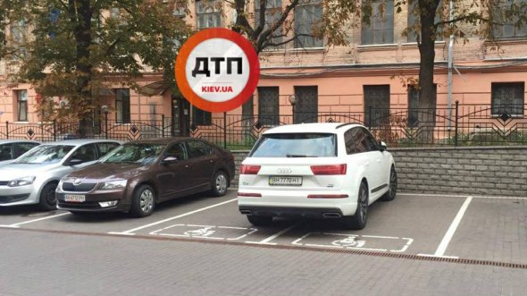 Автомобіль припаркувався на двох місцях для людей з обмеженими можливостями