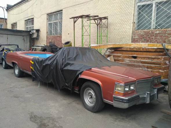 Такий незвичний Cadillac з басейном помітили в одному з київських дворів