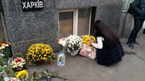 Харьковчане продолжают нести цветы и свечи на место гибели людей