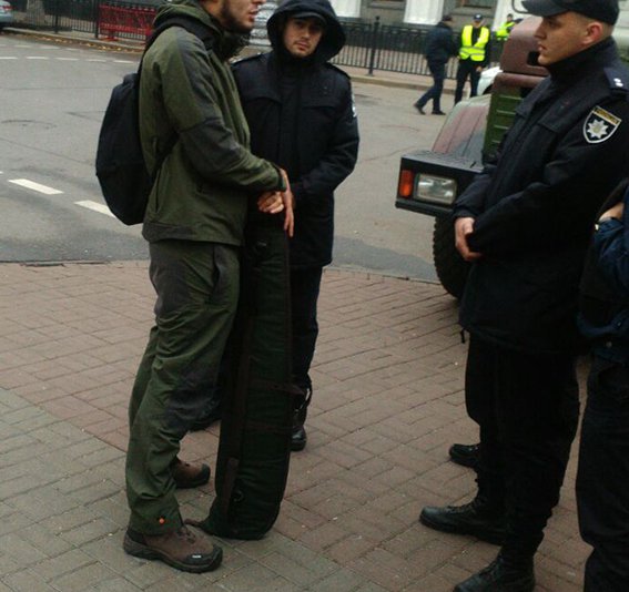 Поліція встановлює особу затриманого