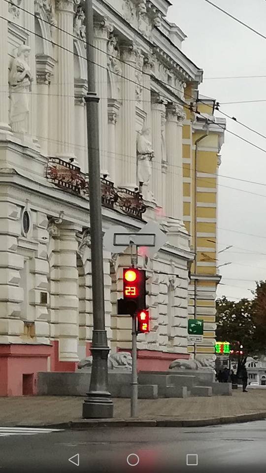 22 октября, в 9:30 в Харькове на перекрестке, где 18 октября произошло смертельное ДТП, заметили автомобиль-внедорожник, который продолжал движение на красный сигнал светофора.