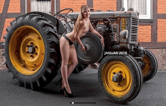 Ювілейний випуск тракторного календаря вийшов з оголеними дівчатами