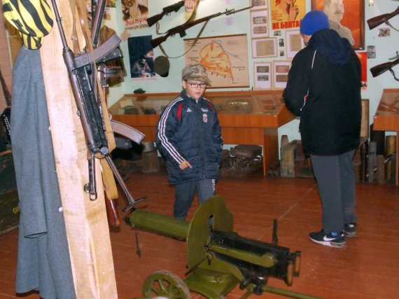 9-річний Олег Бойко розповідає про музейні експонати впродовж кількох годин
