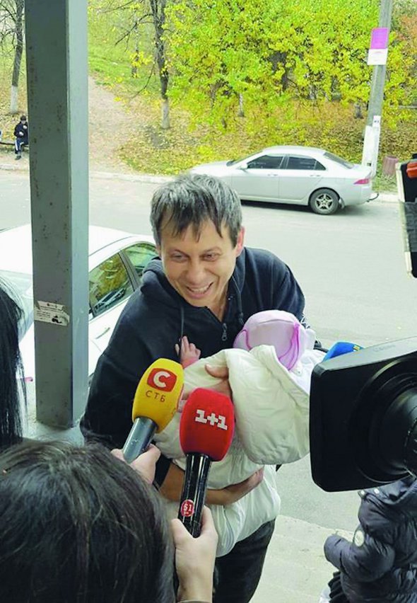 44-річний Руслан Пінчук забирає доньку півторамісячну Вікторію з лікарні. Туди її привезли на обстеження після того, як вилучили у викрадачів. У злочинців дитина була 12 годин