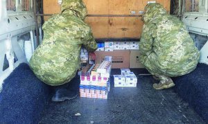 Прикордонники оформлюють 15 тисяч пачок цигарок. Знайшли їх під обшивкою авто, що їхало з окупованої Горлівки в Бахмут