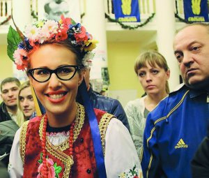 Ксенія Собчак у лютому 2014 року спілкується в приміщенні Київської міськдержадміністрації з учасниками Революції гідності. У зверненні до преси щодо висунення в президенти вона пише, що проти революції в Росії. ”Хаос страшніший за Путіна”, — говорила в інтерв’ю позаторік