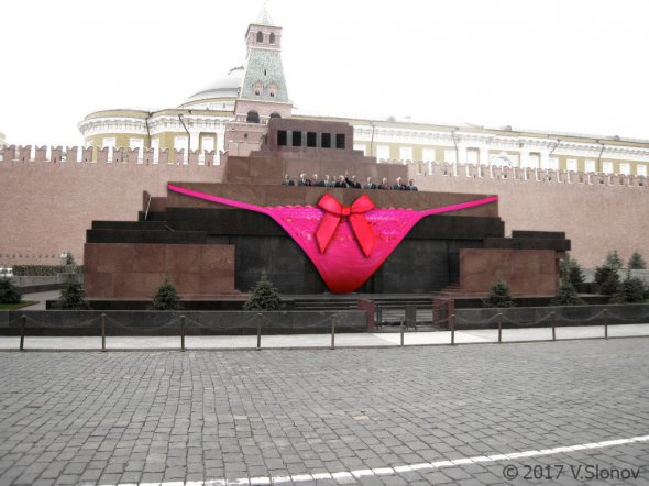 Проект російського художника Василя Слонова до 100-річчя революції пропонує спорудити на Мавзолеї Леніна у Москві рожеві мереживні трусики