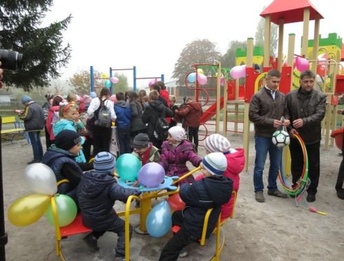 Татьяны и Сергей Базилюк, после переезда в США, построил детскую площадку в родном селе