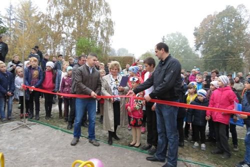 Татьяны и Сергей Базилюк, после переезда в США, построил детскую площадку в родном селе