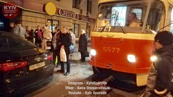 Жителі Києва на трамвайних коліях самостійно пересунули автомобіль