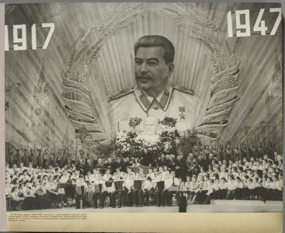 Діти в Великому театрі на святкуванні 30-річчя більшовицької революції.