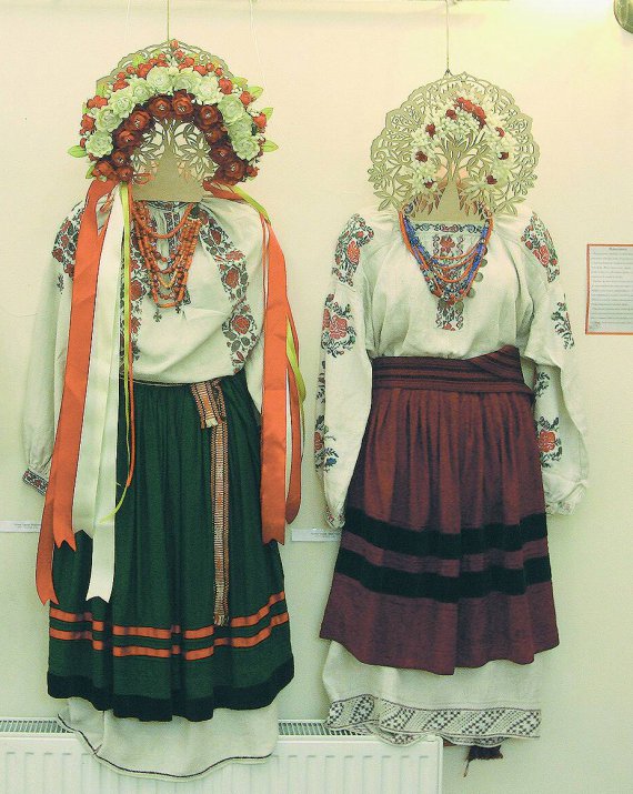 Традиційні святкові строї Центральної України носили наприкінці XIX — на початку ХХ століття. Вінки замовляли в місцевих майстринь