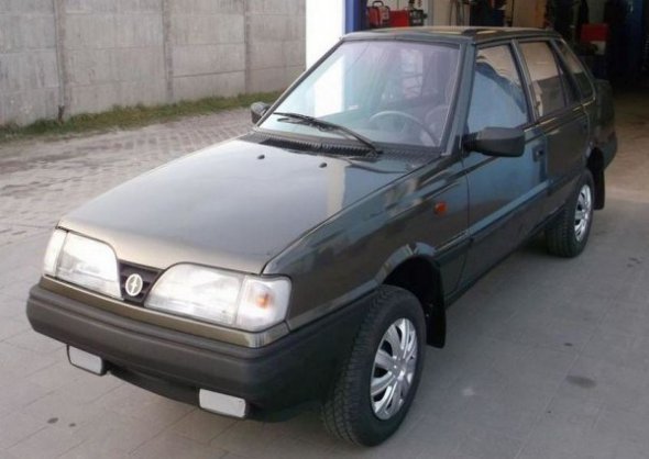 У Польщі автолюбитель створив ідеальний автомобіль для заторів, переобладнавши седан FSO Polonez