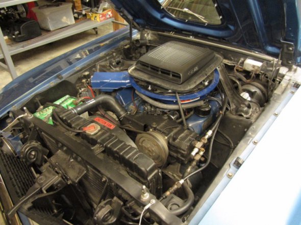 Под капотом у Ford Mustang Mach 1 V-образный двигатель, объемом 6,4 л и мощностью 320 л.с. 
