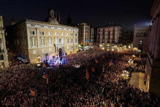 Тысячи сторонников независимости собрались на площади Святого Якова в Барселоне